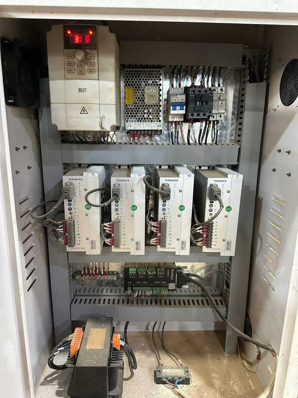 ماكنة cnc انتاج صيني نضيفة جدا للبيع 
قياس ١٢٢سم *٢٤٤سم مكان الماكنة في محافظة بابل 
للتصال والاستفسار اكثر اتصال على الرقم 
***********
