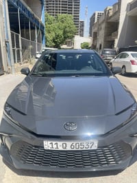 كامري اللون سمنتي غامق موديل ٢٠٢٥ se فول مواصفات عدا الفتحه ماشيه ١٦ م...