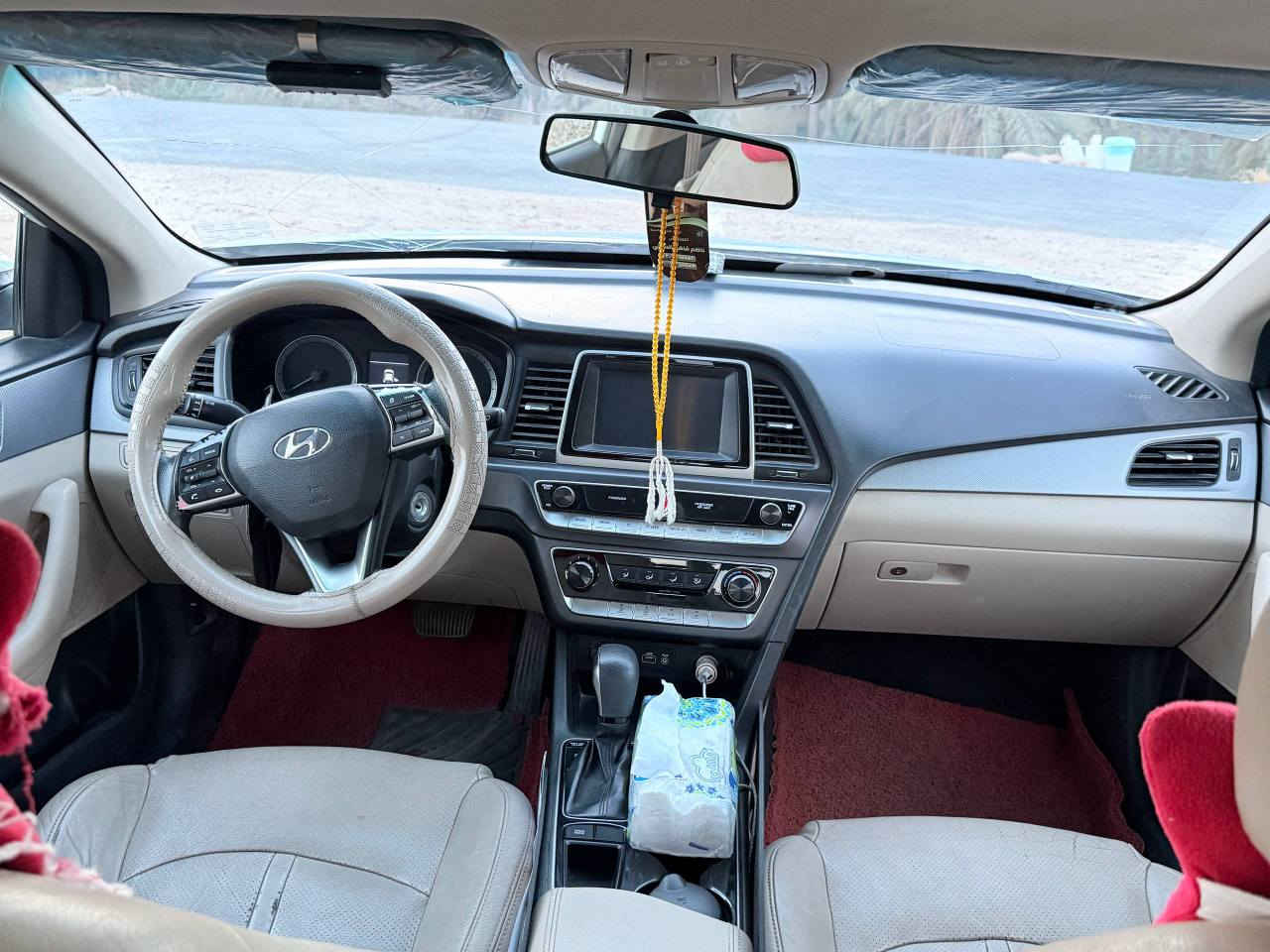 سلام عليكم
هونداي سوناتا 2018 امريكي بيها جاملغ جهة السايق مبدل والبنيد مصبوغ مكفولة لا شاصي ولا فخذه وبدون ايرباك
رقم قادسية معوقين باقي شهر وتصير حرة 
بيها تكشير بالقمارة وبتكم شوية
ماشية 86 مايل
كشنات جلد
كامره دوارة وشاشه جبيره ورادار جابني وخلفي
مابيها نقص مكاني غماس *********** ديوانية, القادسية
