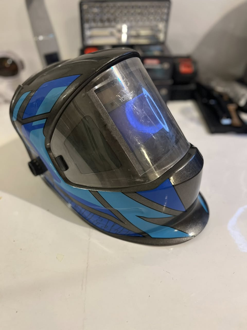 خوذة لحام ذات تعتيم تلقائي من ماركة يورباي (Yorbay).
نوع المنتج: قناع أو خوذة لحام تعمل بالطاقة الشمسية.
التصميم: تتميز بتصميم رسومي ولون أزرق، وتتضمن نوافذ جانبية لرؤية أوسع. 
المميزات: وظيفة طحن (Grinding)، ونظام تعتيم تلقائي لحماية العين من أشعة اللحام الضارة. 
الملحقات: تأتي عادةً مع قطع غيار للزجاج الواقي. 
اليريده ينطينه سعر وبلعافيه


**إذا كنت صاحب هذا الإعلان وتريد حذفه لأي سبب، رجاءا أرسل رسالة إلى الدعم الفني**