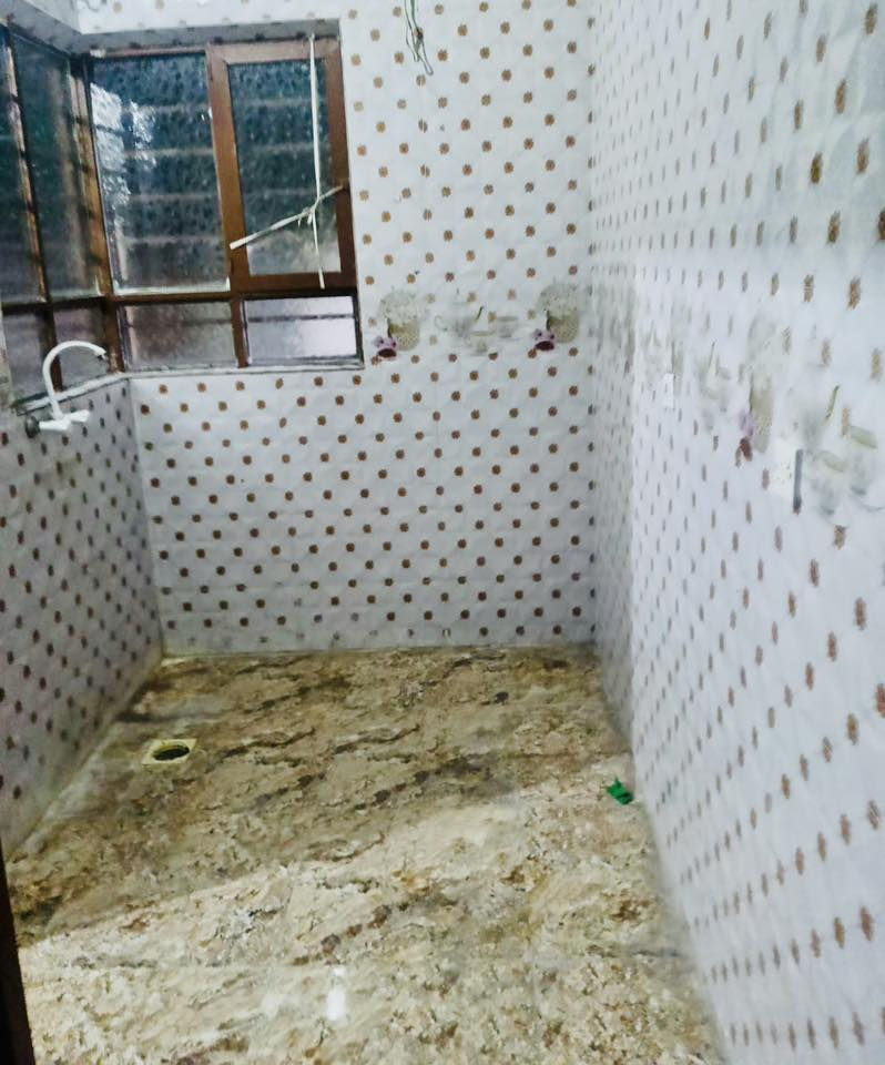 متوفر بيت للإيجار حي الانتصار شارع 60 خلف جامع الغرباء قرب مولدة تبارك الرحمن 100 متر باص سعر الايجار 200 الف للتواصل ***********
