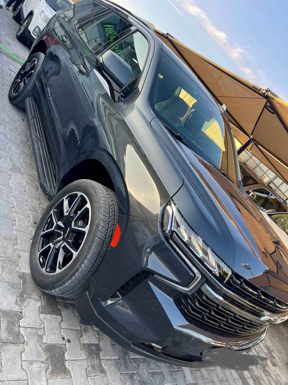 ⚜️ ملك الفخامة والرحابة - تاهو RST بحالة الوكالة ⚜️
السلام عليكم.. للبيع فقط (بدون مراوس)
شفروليه تاهو (Chevrolet Tahoe RST) موديل حديث، سيارة قمة في النظافة والفخامة، ومجهزة بكامل مواصفات الراحة والأمان.
 اللون: رمادي غامق مميز جداً (سلفر ميتاليك مكحل)
 الفئة: RST (رياضية بمظهر هجومي مميز)
 الحالة: بحالة الوكالة، جاهزة من كل النواحي (شلع واطلع)
 الرقم: أربيل مميز وجاهز للتحويل.
📌 السعر المطلوب: 4 شدات و20 ورقة ($42,000) وقابل للتفاوض البسيط مع الشراي الطيب.
📍 مكان التواجد: كربلاء المقدسة.
📞 للتواصل والاستفسار: [*********** كربلاء, العراق

