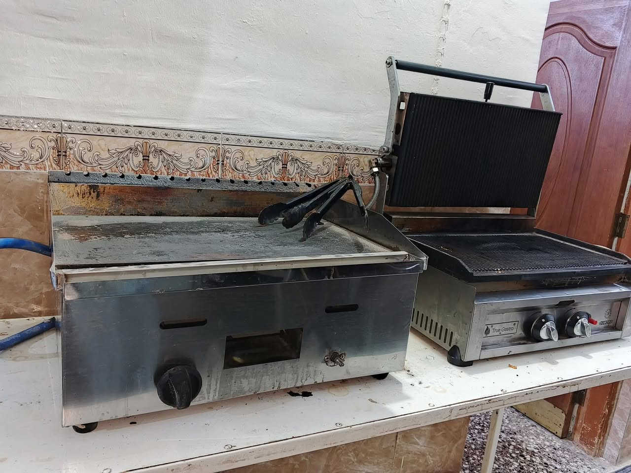 ادوات كافتريا للبيع
كابسة صاج درجه اولى على الغاز شعلتين فوق وتحت
شواية بركر نوعيه جيده كبيرة الحجم
ميز حديد
طباخ عينين استيل
ثلاجه عارضه تعمل وبحاله جيده
***********
الموقع حله حي الأمام علي عليه السلام
