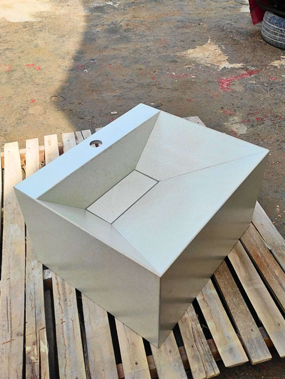 اللهم صلِّ على محمد وآل محمد 🤍
✨ من أعمال معمل الأخوين ✨
نقدّم لكم مغسلة بتصميم هندسي عصري، تعكس روح الأناقة والبساطة بنفس الوقت.
خطوطها الحادة وزواياها المتقنة تعطيها طابعًا معماريًا راقيًا، مع سطح ناعم بلون هادئ ينسجم بسهولة مع مختلف الديكورات الحديثة..
🔹 القياسات:
ارتفاع 30 سم | طول 50 سم | عرض 40 سم
🔹 رؤيتنا في معمل الأخوين: "نحن لا نصنع منتجات... نحن نصنع تفاصيل تعيش معك كل يوم."
"الفخامة الحقيقية تبدأ من أبسط الأشياء، حين تُصنع 

🔥 متوفرة للبيع الآن
📩 للاستفسار أو الحجز راسلنا خاص أو:-
 واتساب ***********
               ***********

📱 متواجدين على: 
فيسبوك https://www.facebook.com/share/1CSZgZLsjg/
 إنستغرام https://www.instagram.com/a_4esi?igsh=eGppcWZkenc1d25t
💡 ملاحظة: نقدر ننفذ نفس التصميم على أي نوع بورسلين وحسب الطلب
"الفخامة تبدأ من التفاصيل… وإحنا نصنعها بإتقان"
#معمل_الأخوين #مغاسل #ديكور #فخامة #حسب_الطلب
