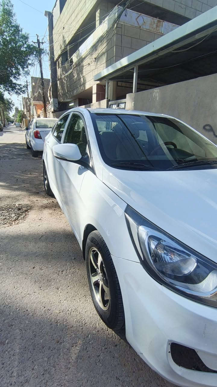 سلام عليكم
اكسنت 2015 خليجي 
رقم بغداد الدولي السياره باسمي 
شرط تحويل 
بيها 6 قطع صبغ ابيع حزام 
السونار موجود بصور
مكينه كير وتبريد خير من الله 
مكاني بغداد العامرية
السعر 87 وبيها مجال 
***********
