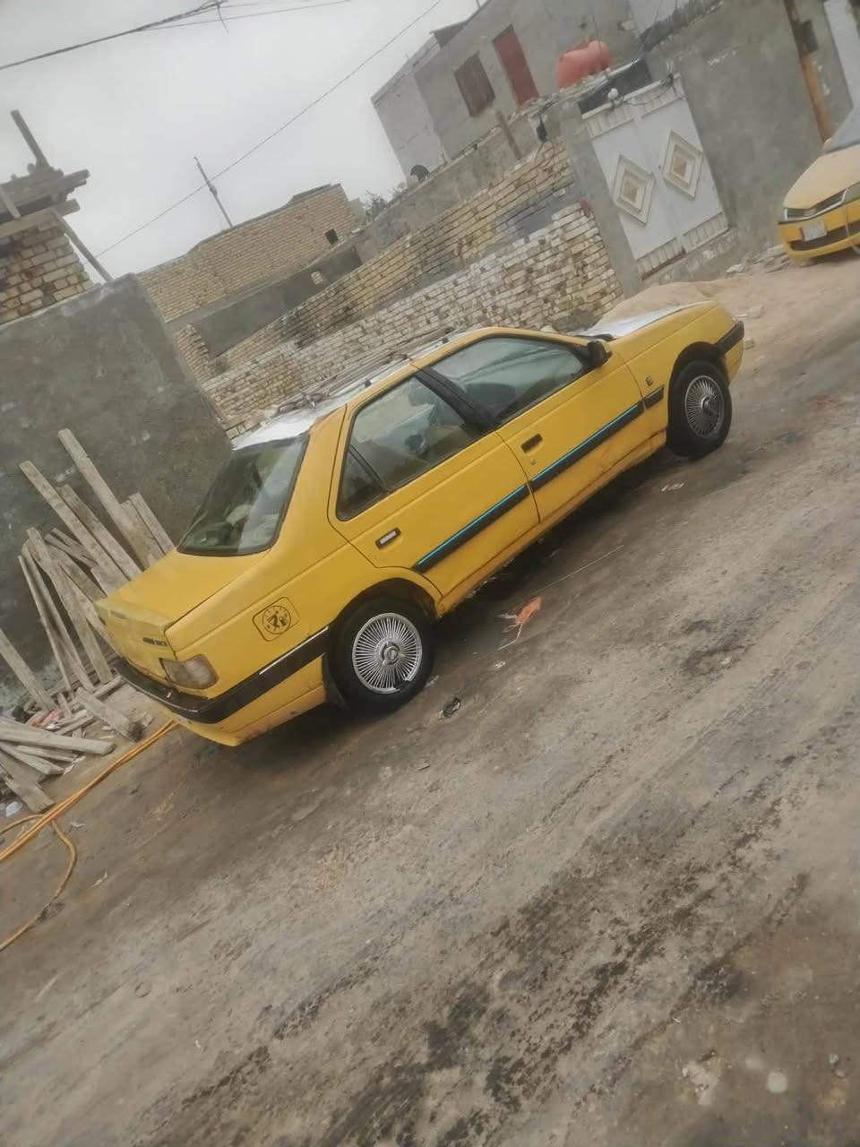 يالله سلام عليكم شباب بيع مستعجل بيجو 405 موديل 2010 رقم مثنى الماني تحويل مباشر  مكينه وكير جدد حداديه وصط تخم تاير نضيف كهربائيات شغاله سياره حلوه ومرتبة ترايك وين ميعجبك اسعر 15 وبيه مجال بصيط مكاني نجف شارع المطار ***********
