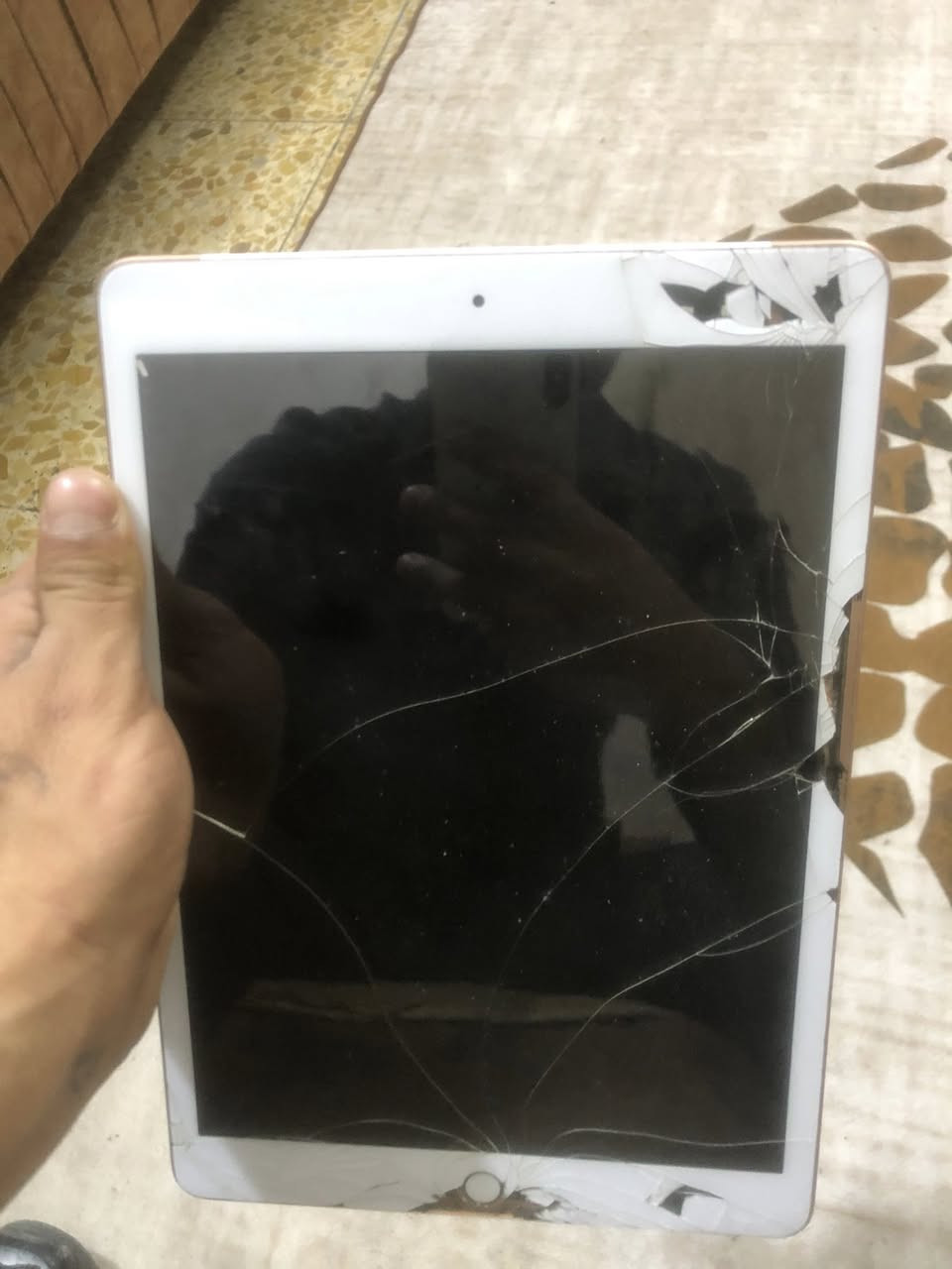 سلام عليكم يابه بعد الوعود الكاذبه  شباب موبايل ريلمي c71جهاز طافي وكع من ايدي وحتركت شاشته وآيباد 8 مكسور الحساس كلشي مابي وريلمي 10 محتركه شاشته للبيع كلهن 150 الف للتواصل رقمي *********** مكاني نجف
