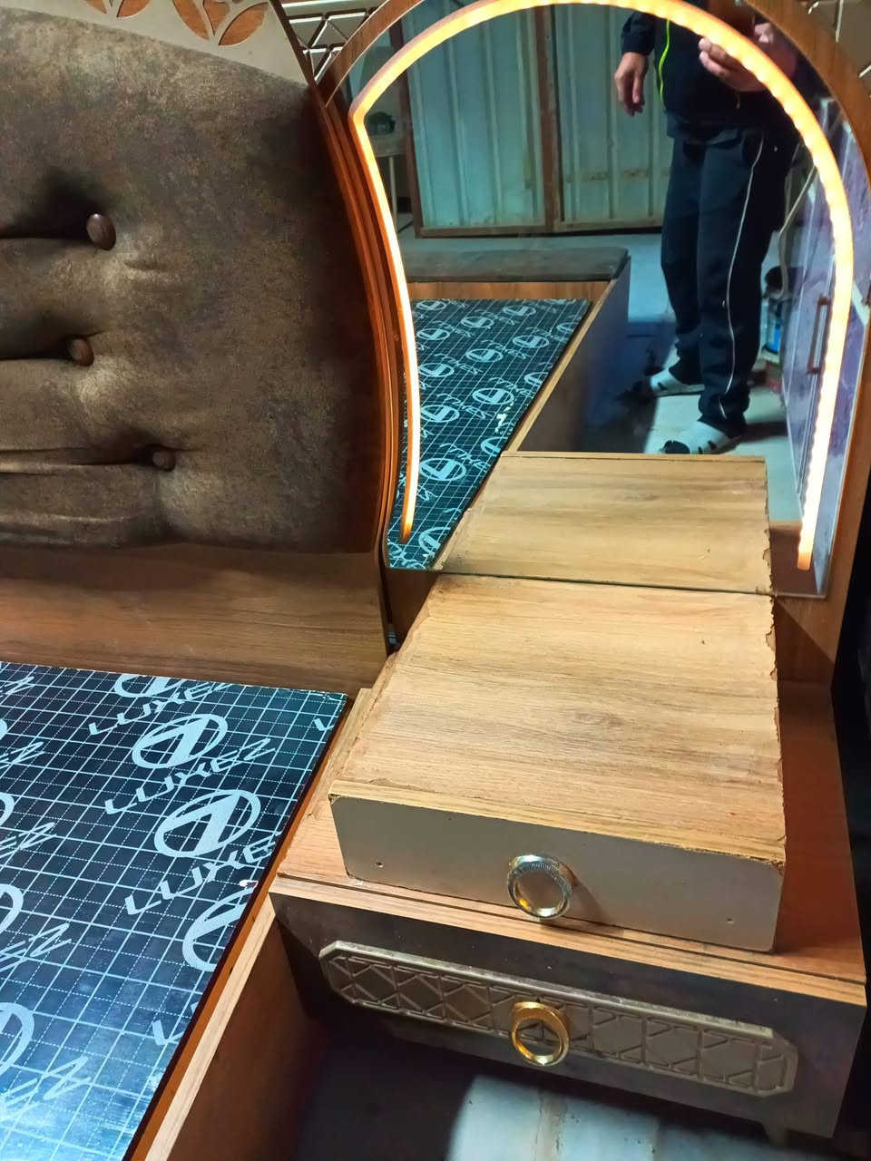 السلام عليكم عندي غرفة نوم للبيع مكاني بغداد أبو دشير ***********
