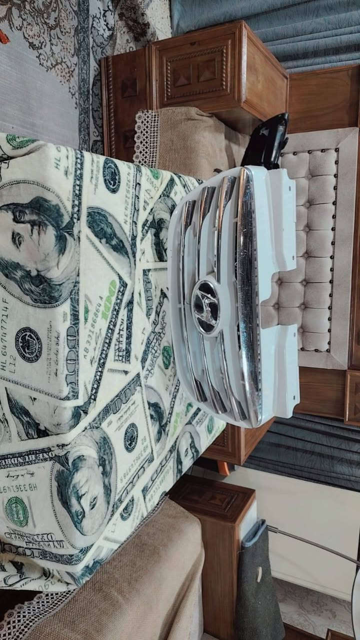 السلام عليكم ورحمة الله وبركاته للبيع شباك امامي السياره النتره الشكل المقدس
السعر بلاش خاص السفسار على الارقام التالي 
***********
***********
