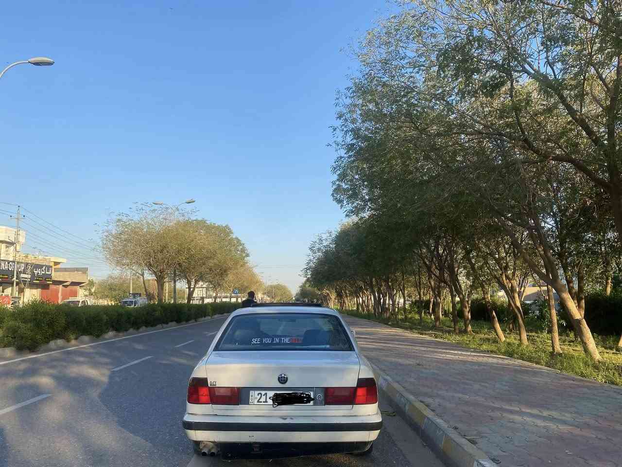 bmw 535 i 1991 گێر عادی
گێرومەکینە شەرتە
تەبرید
سڵاید 
چوار جام کارەبا
تایەو ویلی تازەیە
سەدری بێ عەیبە 
سەنووی تا ٢٠٣٠ تازەیە بەناوی خۆمەوەیە ڕەقەم سلێمانیە
مەکینەی ٥٣٥ فەلە
گۆرینۆش ئەکەم بە ئەڤانتی
***********
سعری٣٧ وەرەقەو مەعمەلەیە کەم
