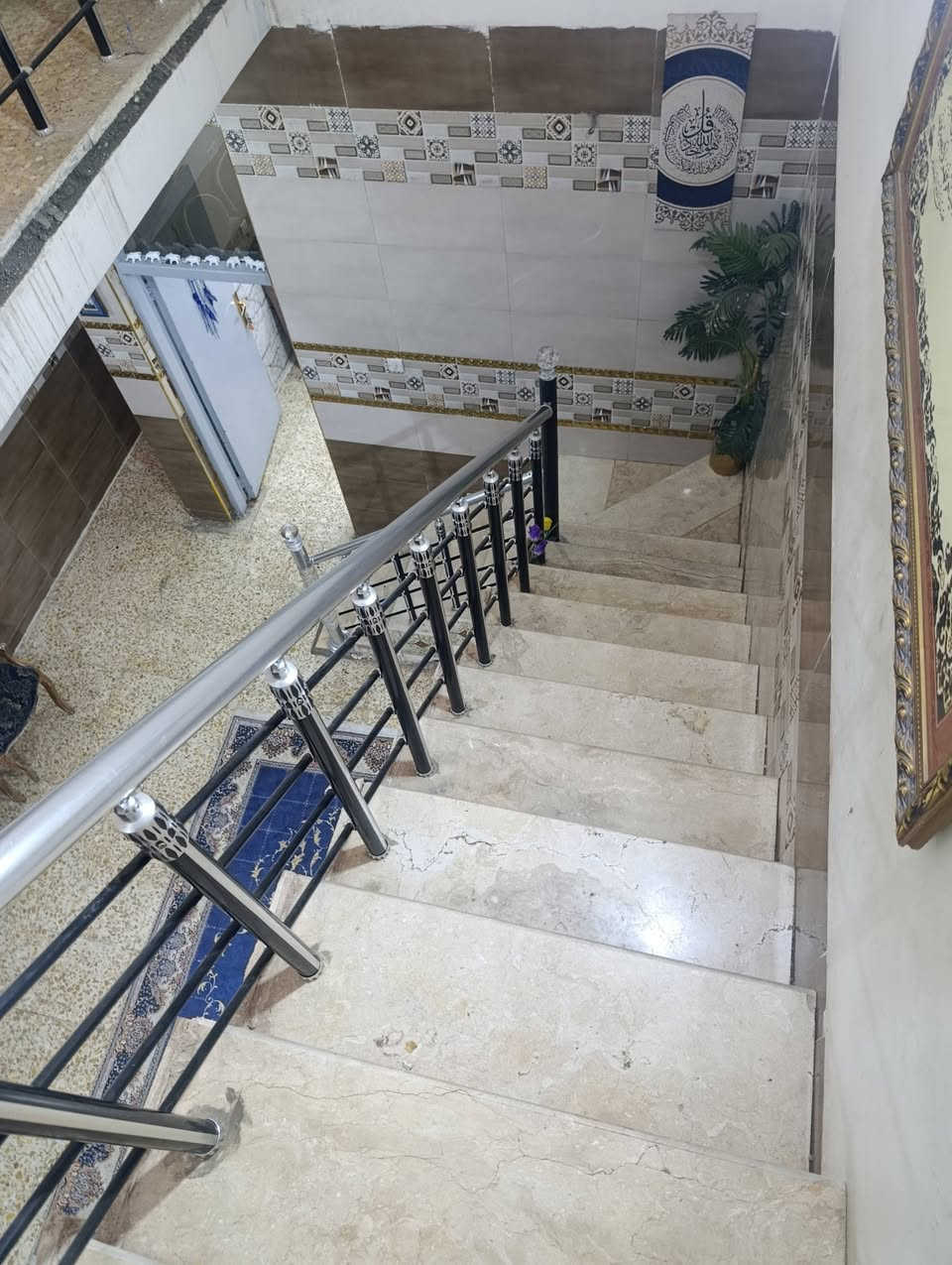 السلام عليكم 
بيت 100متره الواجه 5 النزال 20 مكون من استقبال + منور +مطبخ حار بارد +حمام + تواليت هذا الطابق الاول 
الطابق الثاني مكون من غرفتين الطول 5 العرض 5 سويت كامل داخل الحمام 
مع منور 
الطابق الثالث مكون من غرفه ومنور وحمام سويت 
السطح 
البيت مكون من ثلاثة طوابق 

المكان الحبيبيه قرب مستشفى الحبيبيه خلف منظمه بدر 
السعر خاص 
رقم الهاتف ***********
