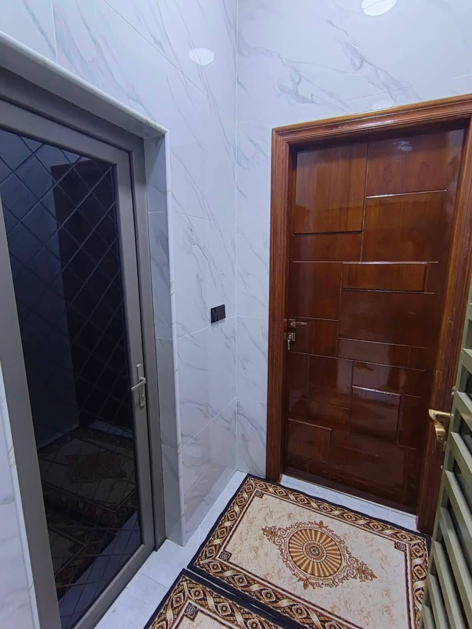 السلام عليكم 
بيت للبيع طابو صرف منطقه حي التربيه خلف مركز شرطه القضاء مساحه ٢٠٠ متر على شارع ١٥ وحديقه تتوفر خدمات ماء وكهرباء ومدارس بناء حديث صارله كم شهر من كمل طابق واحد يتكون من غرفتين وصاله ومطبخ حار وبارد صحيات داخليه وخارجيه وستقبال خارطه مهندس كلش مرتبه البيت درجه اولى متعوب عليه للاستفسار واتساب  *********** اعتذر عن الاطاله ملاحظة غير متواجد على الفيس
