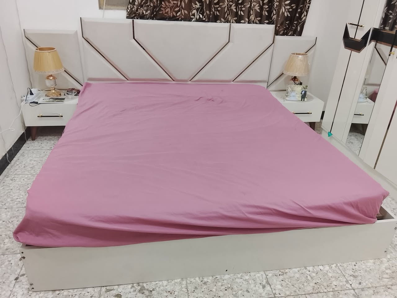 سلام عليكم غرفه تركي للبيع  جديده الغرفه مصارلي اربع شهور من اخذته ممفتوحه ولا مشدوده بعده جديده عارضه اب ٤٠٠ لان مستعجل عل بيعه تجب وتشوف بعينك بعده جديده ***********
