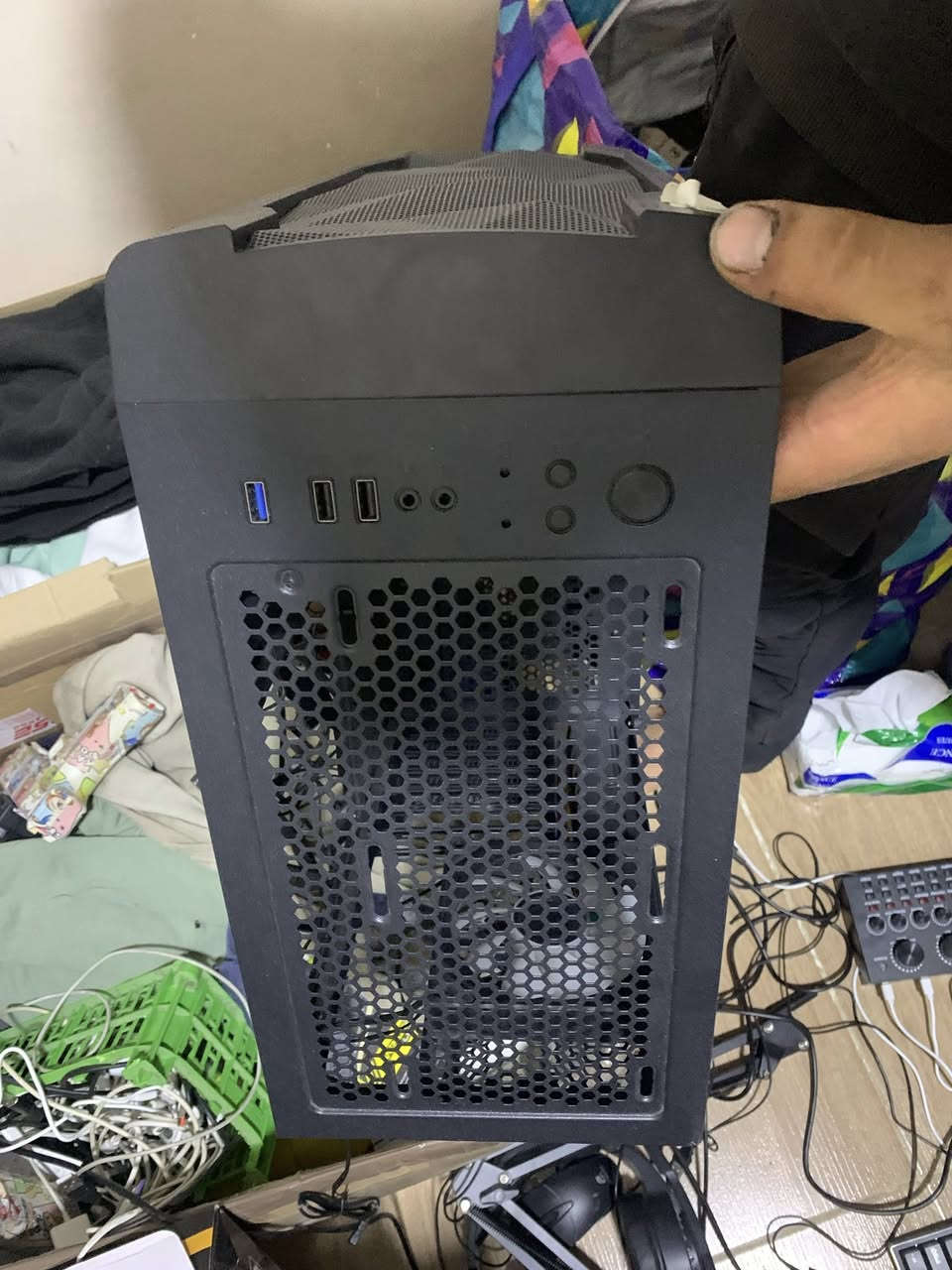 كارت gtx1050 ti شغال جديد ويا القرص مالته 

كيس rgb اربع فانات شفاف ويا كلشي يخصة كامل الملحقات مع اربع فانات 

Power splay بور سبلاي 650 واط شغال كلشي ما بي 

بورد كامل B250 plus ddr4 شغال كامل ويا اربع قطع رام ثين مركب كورسير 8*2 و ثنين جديدات هايبر x 8*2 ويا مبرد يركب على المعالج جديد شغال كامل بشرط
تواصل خاص او واتساب ***********
