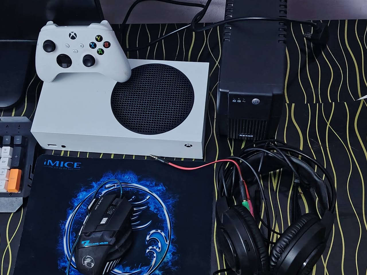 السلام عليكم جهاز أكس بوكس سيريس أس للبيع
الجهاز: Xbox serious S 
الذاكرة:  512 كيكا بايت
شاشة:  MIS PRO MP251L E2FHD 120Hz 1Ms
يوبي أس:  UBS 850VA 
مع بكج:  سماعة محيطية + ماوس + كيبورد
التحكم:  جوستك واحد اصلي الخاص بالجهاز
العاب الحساب: fc26-cod6
السعر: 500
*********** واتساب

