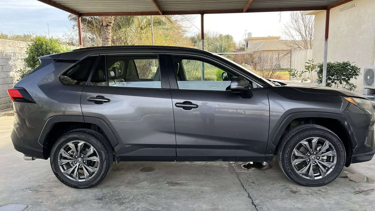 السلام عليكم : راف 4 موديل 2022 مواصفات XLE فول هايبرد ماشيه 72الف حادث بنيد وجاملغ بدون دواخل يعني قطعتين صبغ فقط سياره جديده وجاهزه بدون نقص صور الحادث بالمنشور السعر 200 مكان السيارة بغداد اليوسفية 
***********
