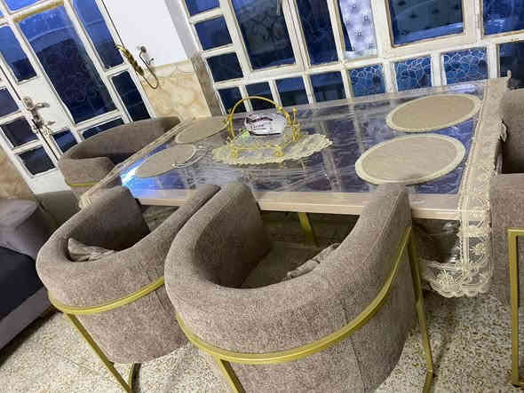 ميز طعام ٦ مقاعد للاستفسار الاتصال على الرقم ***********
