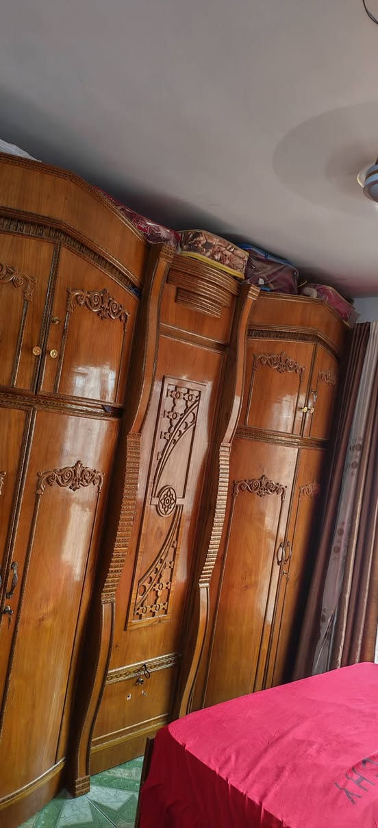 السلام عليكم ورحمة الله وبركاته
للبيع غرفة نوم كاملة من الأخشاب، نوع مسرح تسكام درجة أولى، غرفة مرتبة ونظيفة جدًا ومستخدمة استخدام خفيف، وحالتها ممتازة ولا تحتاج أي تصليح أو صيانة. الخشب قوي ومتين والشغل مالها مرتب، ومواصفاتها معروفة من ناحية الجودة والمتانة.
الغرفة بحالة أحسن من المستعمل الاعتيادي وتعتبر قريبة جدًا من الجديدة، ومناسبة للناس اللي تريد أثاث مرتب وجودته عالية بسعر مناسب. البيع بسبب عدم الحاجة إليها.
💰 السعر المطلوب: 1,000,000 دينار عراقي ويوجد مجال بسيط للشرايه بعد المعاينة.
📍المعاينة على الطبيعة خير برهان.
📞 للاستفسار والتواصل: ***********
