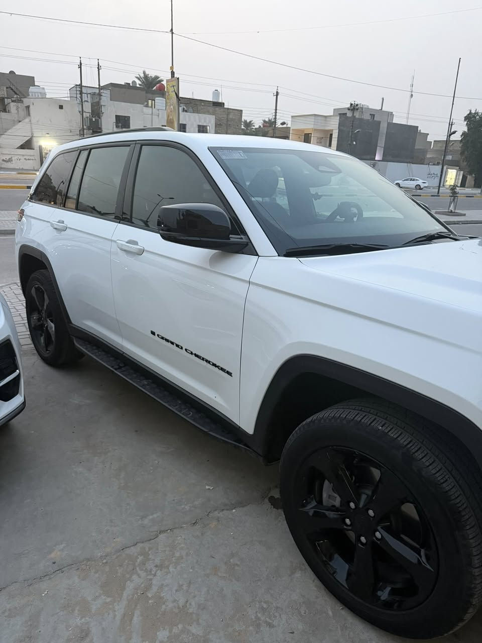 جيب موديل 2024 وكالة هارلم
ماشية 17 الف فقط زيرو 
 ضمان 3 سنوات ادامة مجانية 
مكفولة كفالة عامه من كلشي بعده ب وضع الشركة 
——- 

المواصفات:
 • رادار أمامي مع مانع تصادم
 • تحذير الخروج عن المسار
 • تحذير النقطة العمياء
 • نظام تحذير عند التقاطعات
 • شاحن موبايل وايرلس
 • ويل قياس 20 إنج
 • فتحة سقف
 • لوحة قيادة بقياس 12 إنج
 • كير شفتر بالسيتيرن
 • كاميرا خلفية
 • شاشة وسطية كبيرة قياس 10.1 إنج
 • المصابيح الأمامية زينون
 • كشافات الضباب زينون
 • دخول ذكي
 • تشغيل عن بُعد
 • صندوق خلفي كهربائي
 • فرش المقصورة الداخلية من الجلد والشاموا
 • مقعد السائق كهربائي
 • تدفئة المقاعد الأمامية
 • حساسات خلفية
 • دوسات جانبية
 • مكيف خلفي
 • تدفئة مقود القيادة
 • مانع تصادم خلفي
 • بلوتوث / تلفون
 • محدد سرعة
 • نظام التشغيل والإطفاء الأوتومات
وبعد هواي مواصفات 

السعر 405 دولار وبيه مجال شويه 

للاستفسار 
***********
