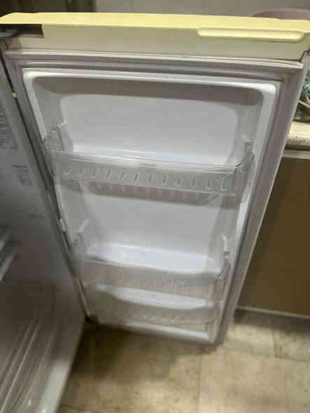 ثلاجه سامسونج للبيع 

حجم 9 
السعر 100 شغالهه بيهه ضمان سنة 

الرقم والعنوان بغداد شارع حيفا 
***********
