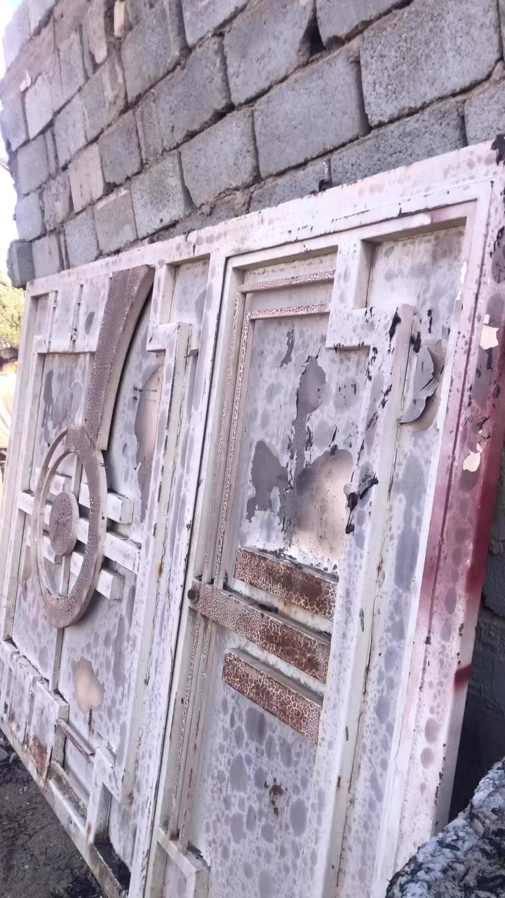 باب مستعمل لل بيع مكاني بل حر ***********
