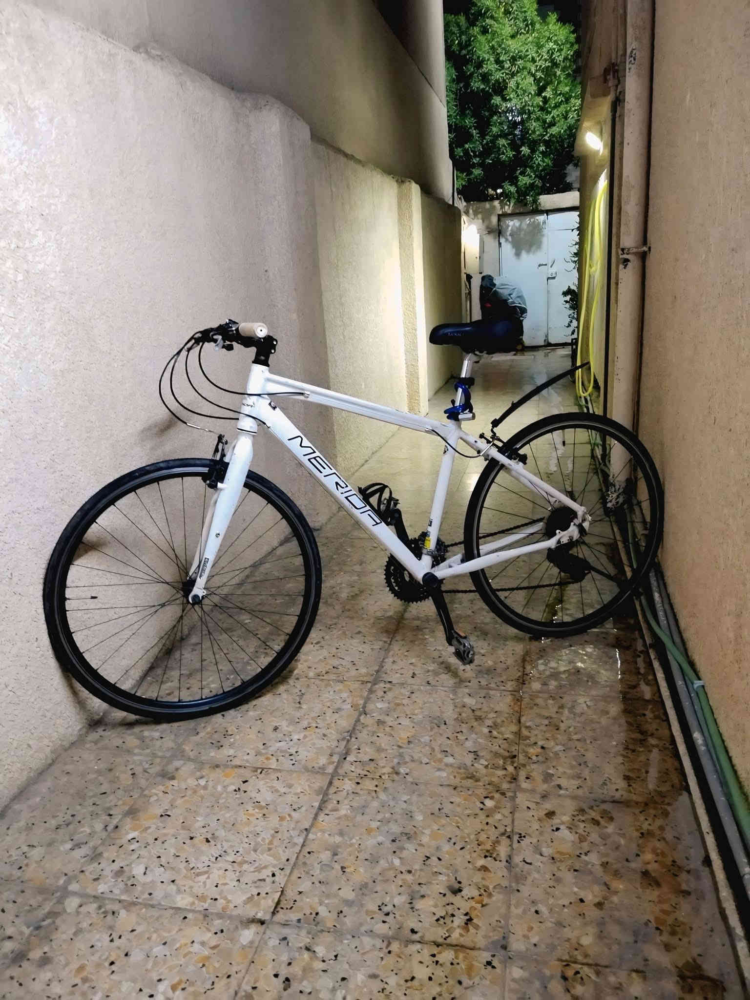 السلام عليكم 
بايسكل C700 ماركة مبردا  MERIDA حجم 28 معدن المنيوم ويالة ماركة جاينت سستم شيمانو تورني موديل حديث مضلع تبديلات الكير 3*8 البايك مختم ميردا خفيف وسلس مناسب للمسافات البعيده كامل مابي نقص السعر 150 الف وبي مجال مكاني الكاظمية او ساحة عدن ***********
