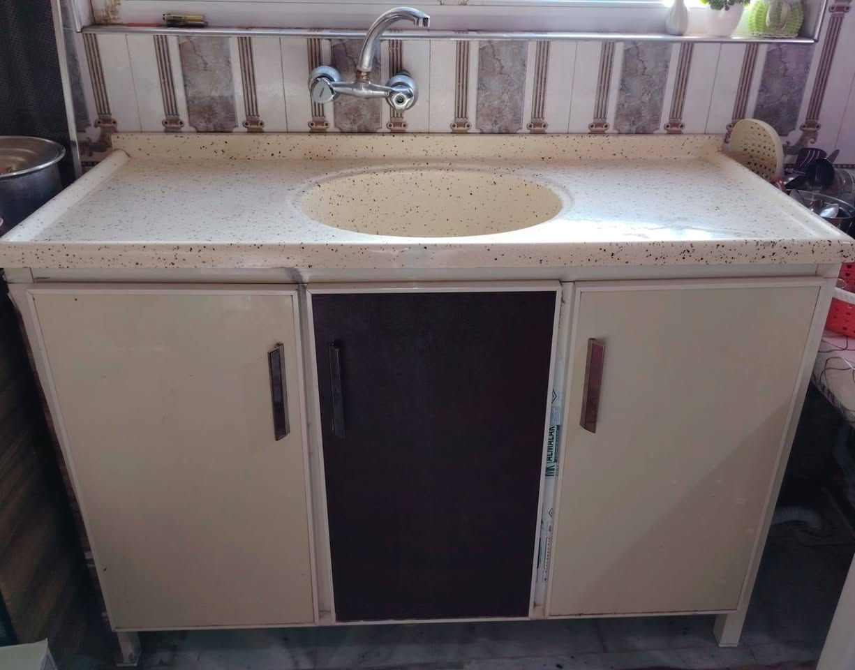 السلام عليكم للبيع كاونتر نظيف ٨٠ بالميه مكان صالحيه
***********
