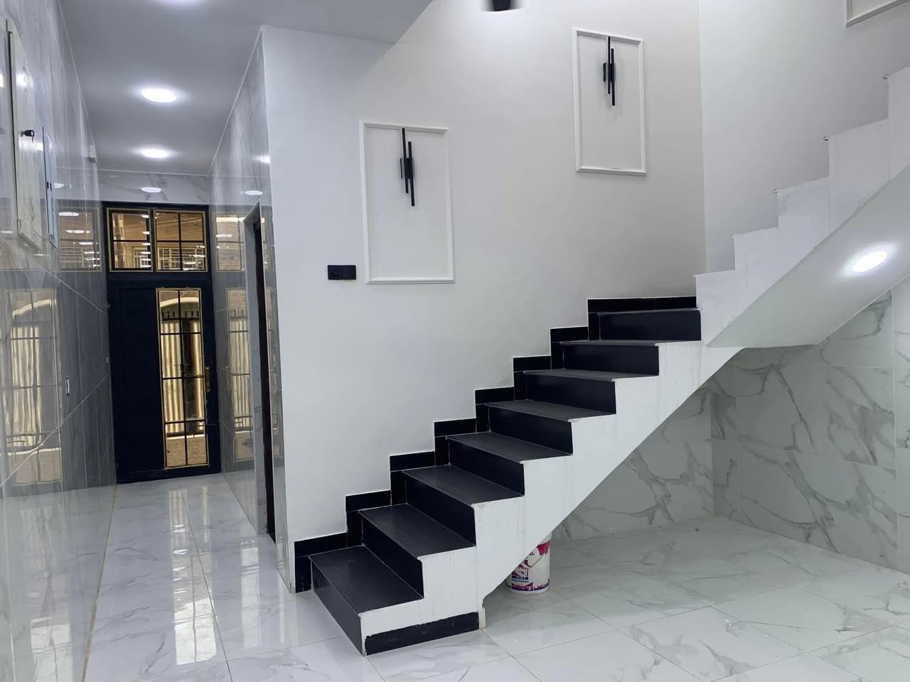 دار البيع مساحه 100متر واجهيه 5 نزال 20 تفاصيل البيت 
الدار بعده جديد وحديث ممسكون 🏘️
بي 3غرف 
وصاله 
وحولي 
مطبخ حار بارد 
3حمامات
موقع الدار 
منطقت ام الجدايل 
فرع مدرست البداع 
شارع نافذ 
الستفسار رقم الهاتف (***********)
