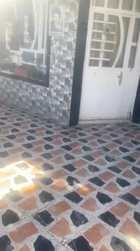 السلام عليكم بيت للبيع بحي البساتين يتكون غرفتين نوم وحوالي وصاله ومطبخ والمحقات خارجي، وداخلي المساحة ٢٠٠ متر واقع حل  قرب أسواق الصدرين ***********
