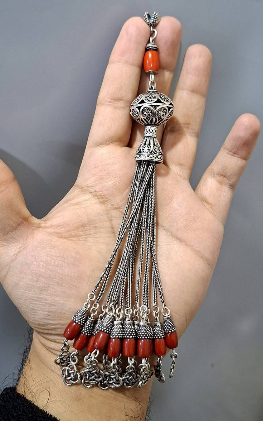 يا الله… 🤲🌹 
لعشاق الانتيك كركوشه فضه قديم انتيك .. 💯
وزن ثقيل 47 غرام⏱️مع 14 مرجانه اصليه بيها.💎
ملاحظه 💢 سعر الغرام  6 الف… 

للجادين بشراء فقط تواصل خاص🌹 
ماراوس بيع فقط احبتي الغالين.. 

 تواصل واتساب او على رقم ***********..
يوجد توصيل كافه محافظات العراق. 🚛...
