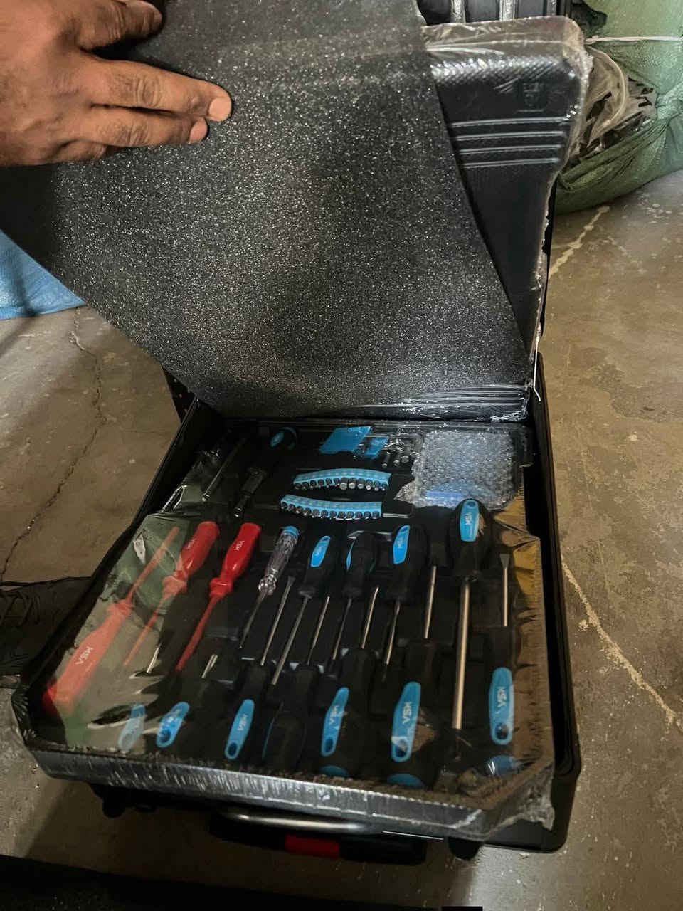 عدة يدوية تحتوي على 610 قطعة كلها اصلية ومطابقة للصور 100٪
السعر 150 وبيها مجال بسيط للشراي 

مكاني النجف الاشرف 

للاتصال على الرقم ***********
