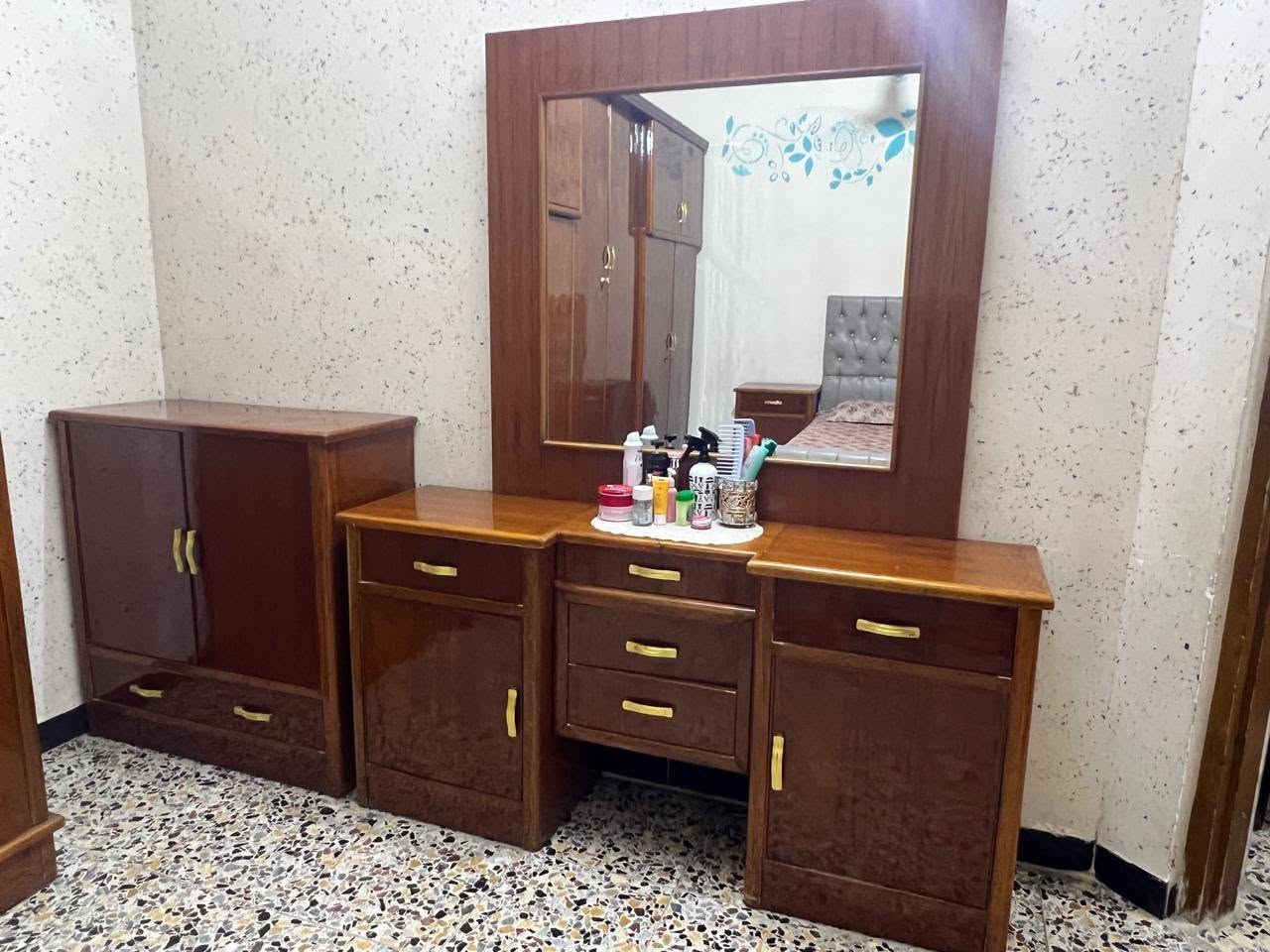 غرفة نوم صاج تفصال نظيفة سعرها 800 ألف وبيها مجال
حي الجزائر 
***********
