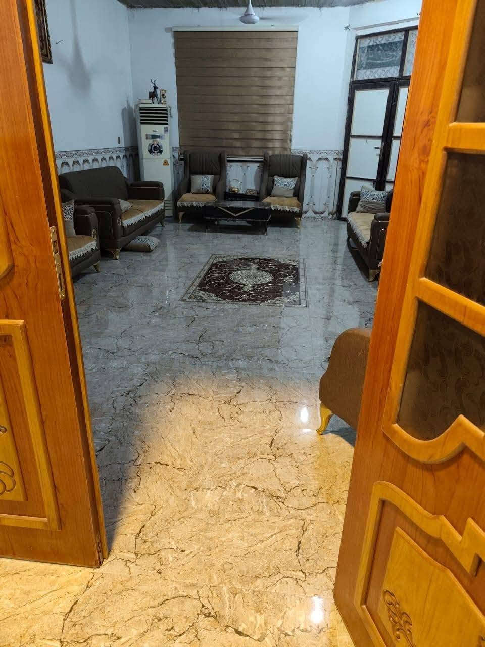 بيت للبيع طابقين مع في حي جامعه قطع معمل سمنت بيت طابو صرف مطلوب لدوله ١٣ مليون بيت يتكون من صاله واسعه واستقبال ومطبخ حار وبارد و٢ غرف نوم بطابق الأرضي و ٤ غرف نوم ب طابق الثاني معه صحيات ثنين في الطابق الأول والثاني البناء حديث جدا وسعره مناسب يرهم بيع فقط ويرهم مراوس معه فرق يرهم مراوس بيت أو دونم او او دونم معه بيت لتواصل والاستفسار ***********
