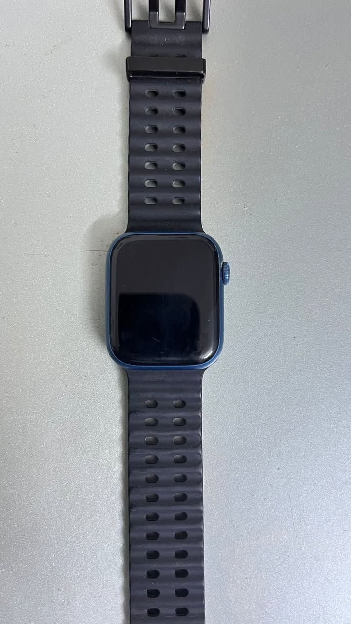 ساعة ابل واتش جيل سابع
حجم 45 
باقي التفاصيل كلها بالصور موجودة 
السعر 250 وبيها مجال 
متواجد فيس واتس 
رقمي *********** 
واكو توصيل
