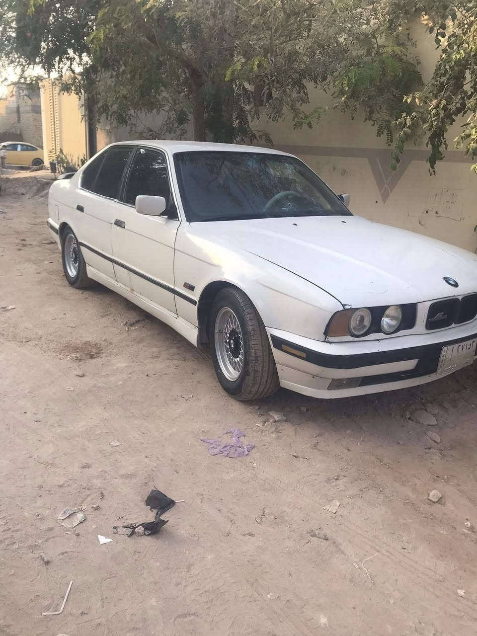 سلام عليكم بي ام ٥٢٠ بيع او مراوس حسب القناعه كلشي ما عايزه گير عادي  رايدها 48$ مكاني نجف ***********
