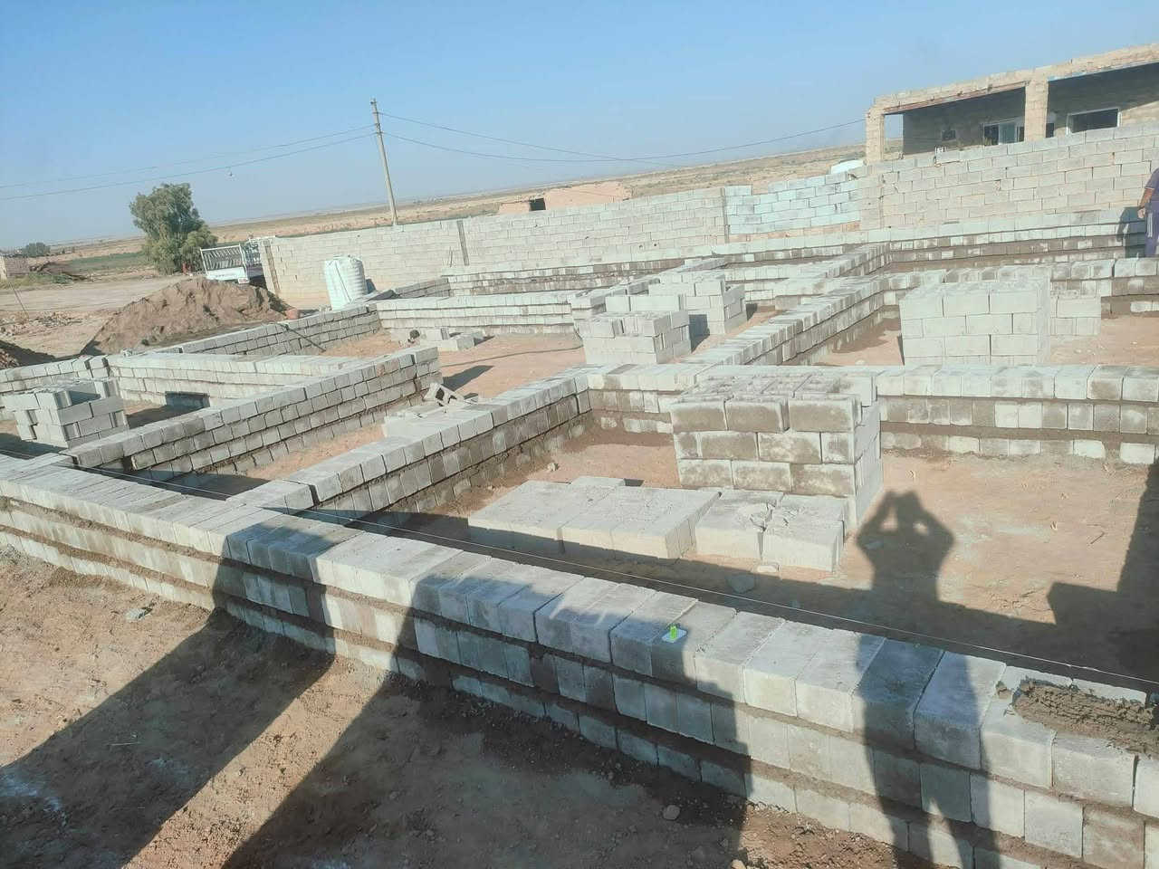 أسطة بناء ،متفرغ حالياً،مع كادر عملي ،
الشغل بناء بيوت،
سياجات ،
ستائر،
مماشي 
ديكورات
تأسيس خريطة بيت او تكعيبة 
مثل الي بالصورة ،تواصل ***********
