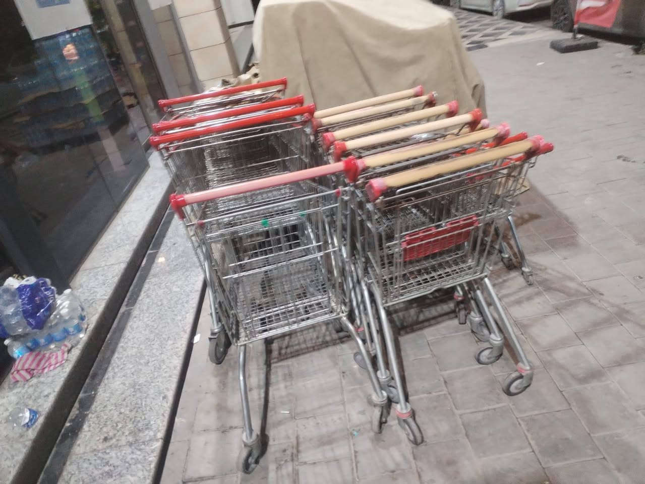 غراض اسواق للبيع
رفوف جانبي + ميز كاشير  حرف U + ميوزه مخضر + عربات تسوق حجم ٨٠ لتر و ١٢٠ لتر + سلات ارضي ثقيل + فاترينات جام مكان ديوانية اتصال 
***********
