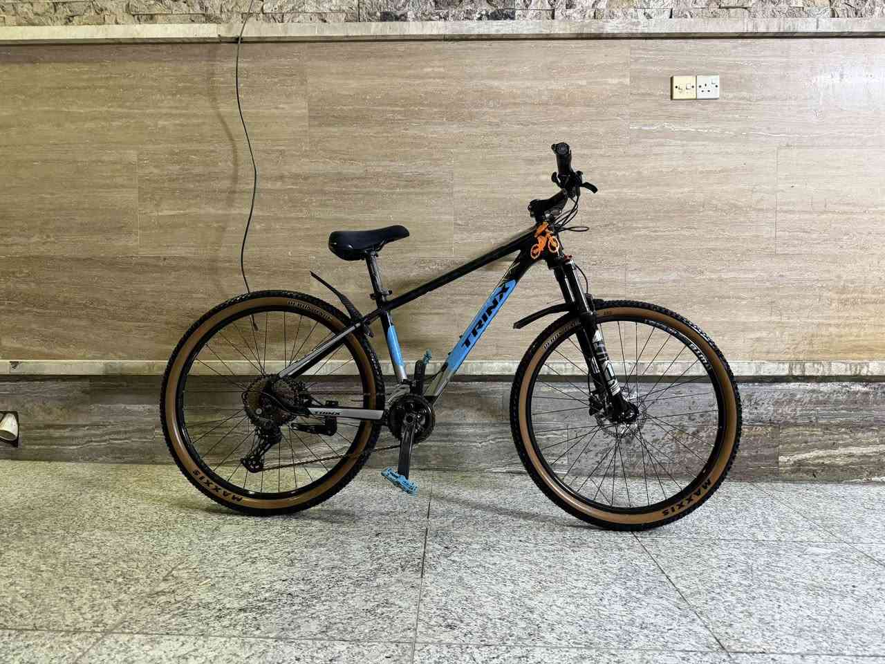 باسكل ترنكس للبيع - مواصفات قوية جداً
الماركة: ترنكس (ماركة إيطالية)
• الهيكل: معدن فافون (خفيف وقوي)
• الطارات: المنيوم 
• الستيرنغ: فايبر كاربون
• الفرامل: بريكات هايدروليك
• المكينة الخلفية: 10 نمر
• المكينة الأمامية: 2 نمر
• الدبل: هوا وبيه قفل
• الكشن: ماركة عالمية كنتارع
MAXXls :التايرات •
• الحالة: نظافة عالية جداً
• الاستخدام: استخدام قليل
•سستم شيمانو اعلى فئة 
• الموقع: بغداد الجديدة

 للتواصل:***********
