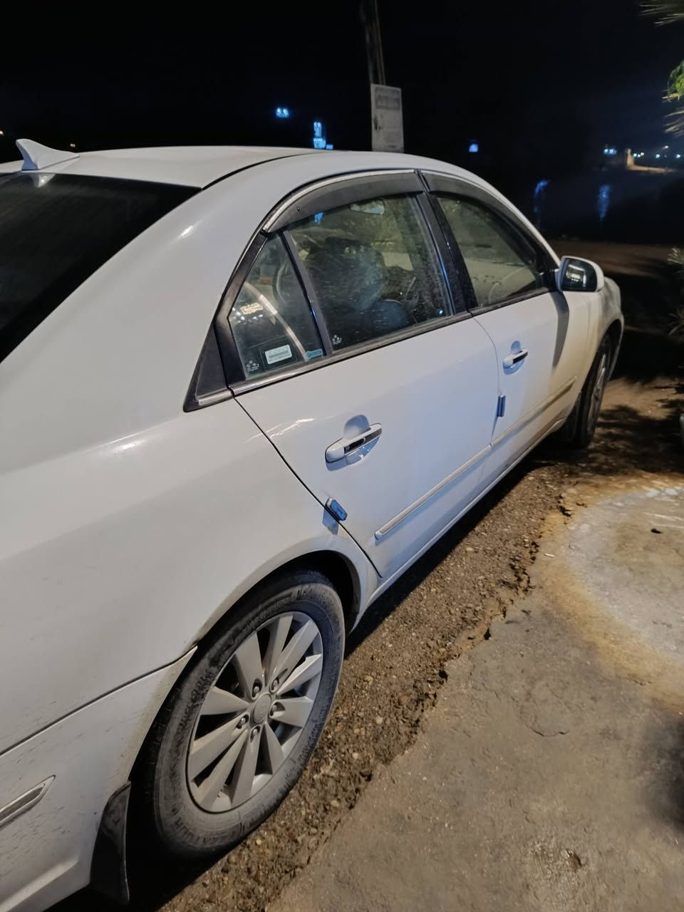 سوناتا للبيع موديل 2009وارد امريكي مكينه 2400 مكفولة السياره من الحادث والضربه والصبغ ماعده بارد اصبع بل الباب الخلفي عكس السائق بدون صبغ  العنوان ديالى للاتصال على هذا الرقم***********
