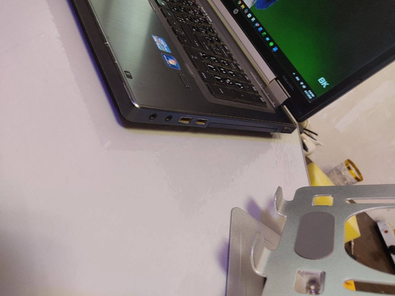 المعالج (Processor): Intel Core i5-2540M (بسرعة 2.60GHz).
الذاكرة العشوائية (RAM): 8GB (لأداء سلس في فتح أكثر من برنامج وتصفح الإنترنت).

حجم الشاشه 17.1

​كرت الشاشة (Graphics): AMD FirePro M5950 (بذاكرة فيديو مخصصة 1GB).

​نظام التشغيل: Windows 11 Pro (نسخة حديثة وسريعة).

​مساحة التخزين:

​الجهاز يحتوي على قرص تخزين مقسم إلى ثلاثة أقسام (C, D, E) بمساحة كلية ممتازة تتجاوز 450 جيجابايت تقريباً، مما يوفر مساحة واسعة لملفاتك، صورك، وبرامجك.

​مميزات إضافية:

​هيكل الجهاز (HP EliteBook) معروف بمتانته وجودة تصنيعه العالية.

​مناسب جداً للطلبة، الموظفين، وأعمال التصفح والبرامج المكتبية.

السعر 200.000
لاكن البطاريه تالفه 

ذي قار الشطره يوجد توصيل


**إذا كنت صاحب هذا الإعلان وتريد حذفه لأي سبب، رجاءا أرسل رسالة إلى الدعم الفني**