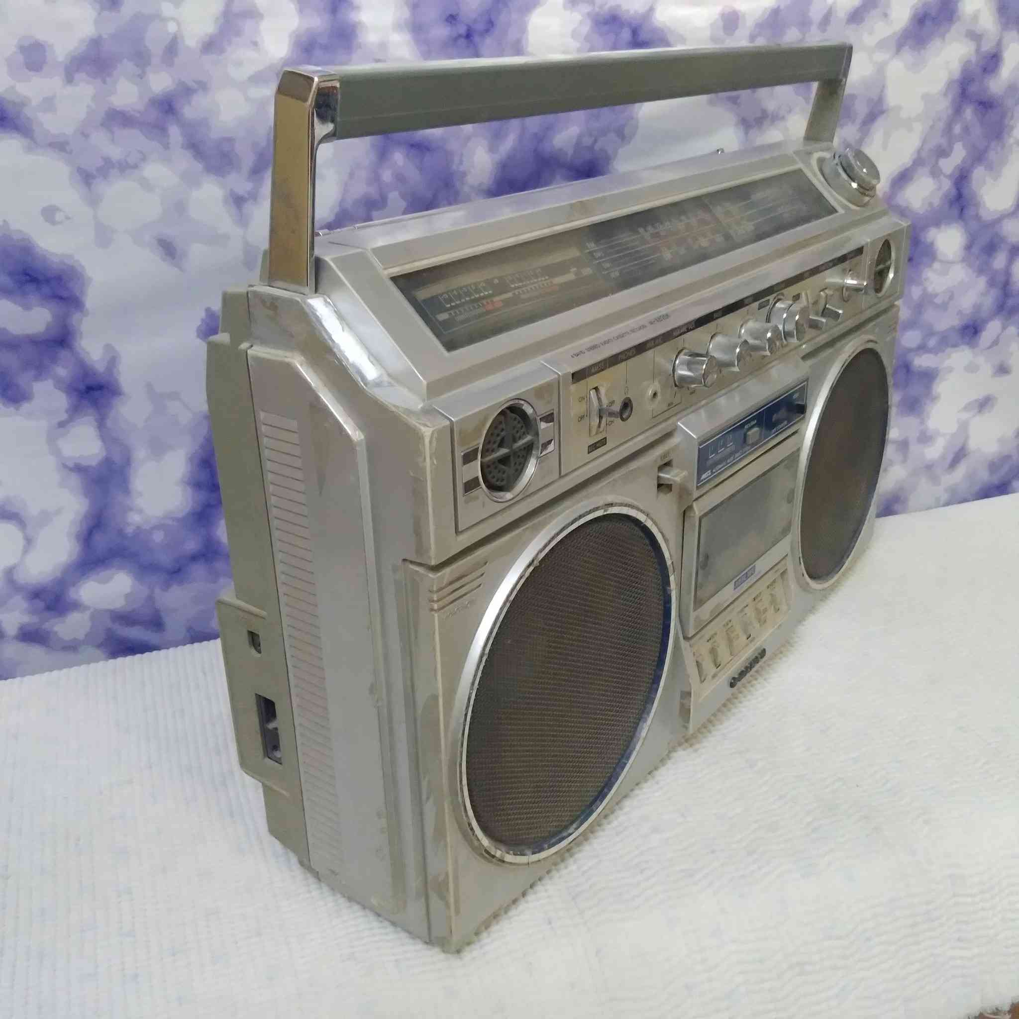 راديو مسجل ستريو ماركة SANYO
راديو 4 موجات بيFM
المسجل شغال بالكامل 
مدخل اواكس AUX 
***********واتس اب 
يوجد توصيل
