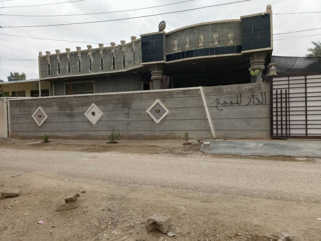 السلام عليكم بيت للبيع المساحه 275  غرفتين نوم صاله مطبخ استقبال كراج سياره صحيات خارجي داخلي   نقص بس كاشي جاهز للسكن قرار 117 سكني تبليط ماء كهرباء  *********** بي وات ساب قرب قاعه اوسكار للمناسبات  المدائن
