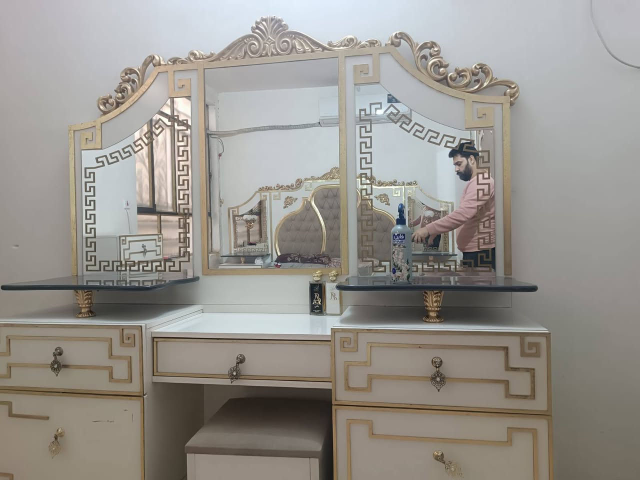 السلام عليكم ورحمة الله وبركاته
غرفه نوم  للبيع السعر 850الف وبيه مجال العنوان كربلاء طريق الحر غير متواجد على إلفيس اتصال على الرقم ***********
