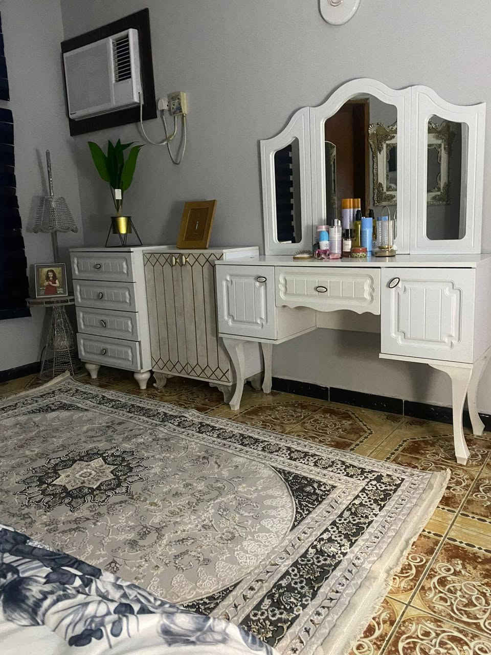 للبيع 
غرفه نوم حطاطه سعر ٧٠٠ 
ميز وردي سعر ٤٠ 
*********** للإستفسار  
فلوجه حي الظباط الثانيه قرب جامع الحكيم
