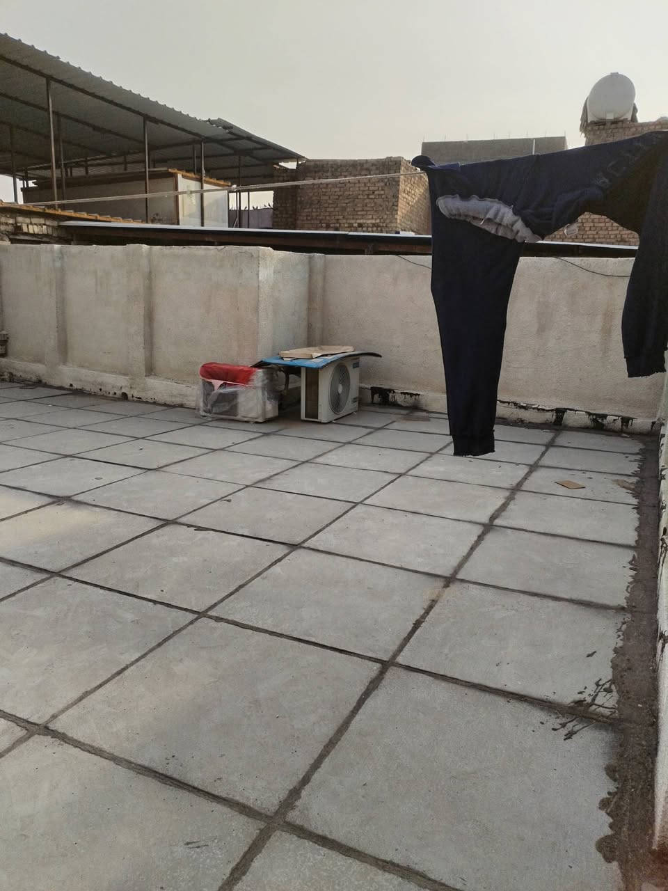 السلام عليكم دار للبيع طابو ملك صرف في منطقة الشواكة قرب التقاعد العامة مساحة ١١٢متر اربع غرف نوم ترك عدد ٢ سعر ١٧٥ و قابل للتفاوض باقي التفاصيل الاتصال على الرقم ***********
