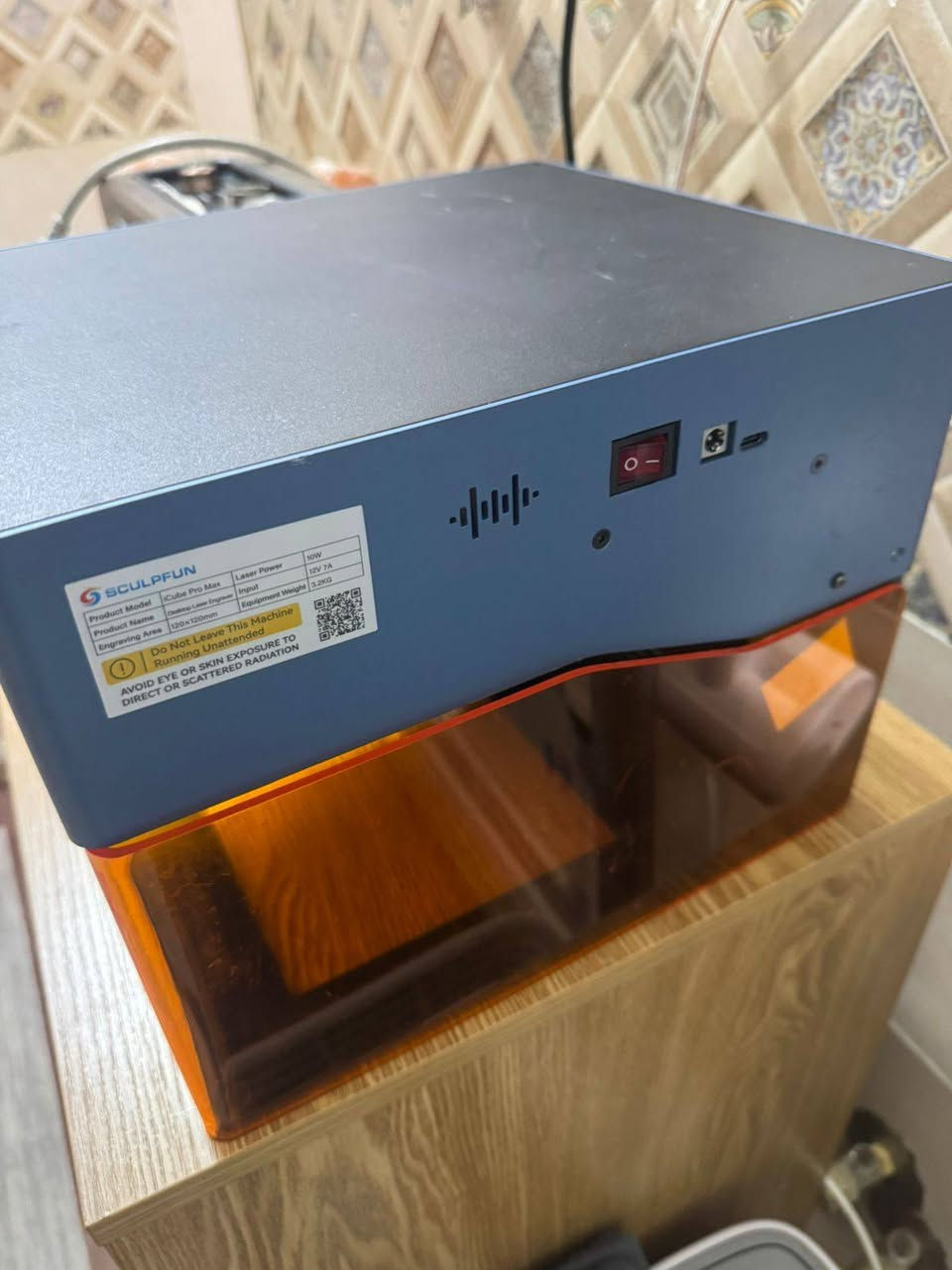 الصورة ماكينة نقش بالليزر من العلامة التجارية SCULPFUN، وتحديداً من سلسلة iCube Pro.
المواصفات والمميزات الرئيسية:
الوظيفة: تُستخدم الماكينة لقطع ونقش المواد المختلفة باستخدام تقنية الليزر.
نظام الفلترة: تأتي مزودة بفلتر دخان مدمج لتنقية الهواء أثناء عملية العمل.
التحكم: يمكن التحكم بها من خلال تطبيق خاص عبر الهاتف الذكي أو الكمبيوتر.
الأداء: تتوفر الماكينة بعدة خيارات من حيث قوة الليزر، مثل 5 واط في موديل iCube Pro أو 10 واط في موديل iCube ProMax.
التوافق: تدعم العمل مع الملحقات المختلفة مثل المحور الدوار (Rotary Chuck) لنقش الأجسام  بس بيه نقص اليزر  الجهاز شغال


**إذا كنت صاحب هذا الإعلان وتريد حذفه لأي سبب، رجاءا أرسل رسالة إلى الدعم الفني**