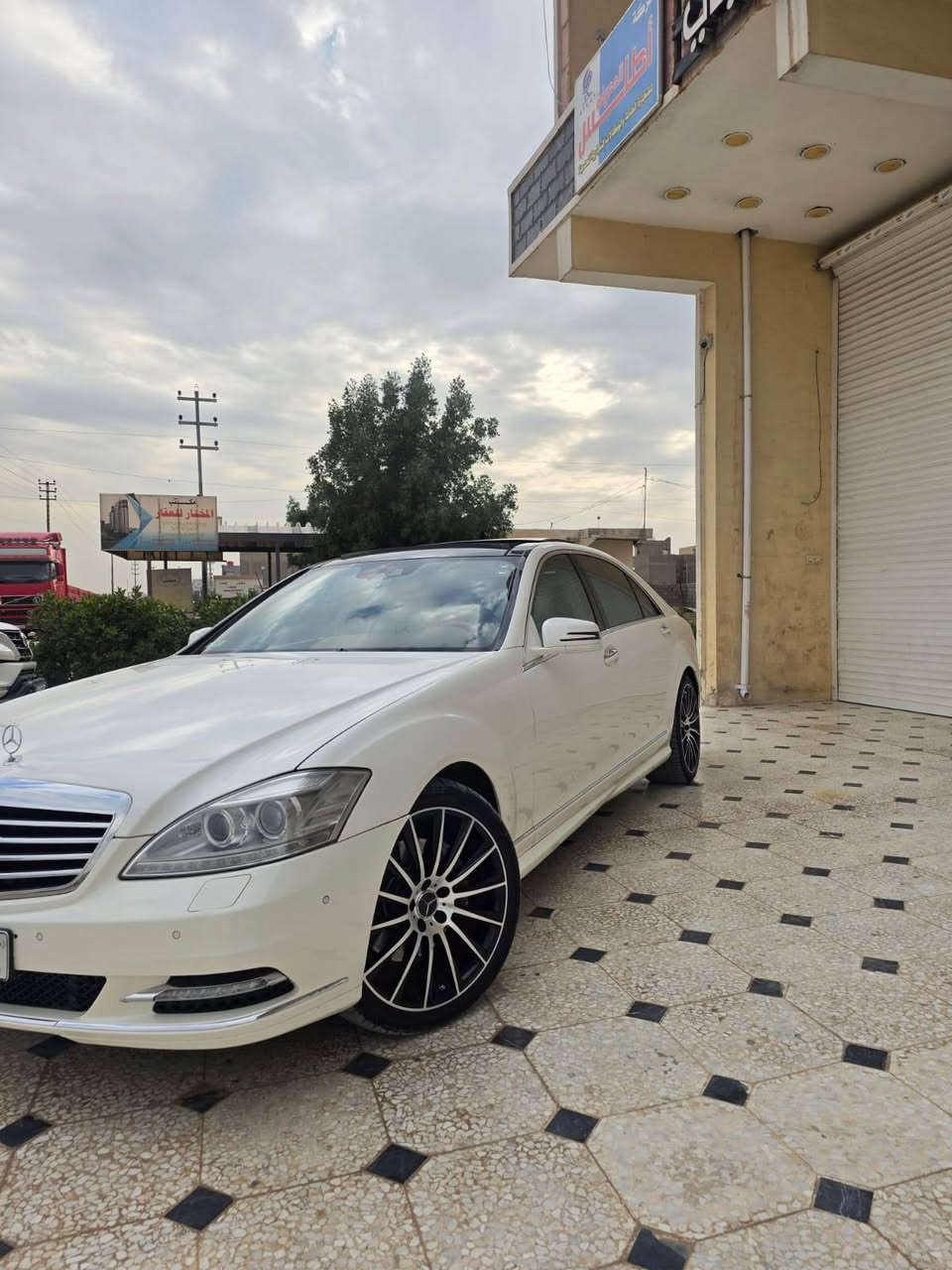 للبيع فقط اقره تفاصيل وشوف صوره وسوناره مرفق واتصل بلرقم 
مارسدس s350 AMG فول مواصفات 
2013 اصل كفاله عامه 
خليجي ماشية. Km120
رقم اربيل الدولي باسمي 
المواصفات 
بردات ٣ 
باموراما قطعتين 
تبريد كشنات 
تدفئة كشنات 
ناظور ليلي 
انارة داخلية متغير الوانهة 
كشنات ال٤ كهرباء 
جكات تصعد وتنزل السيارة 
عداد دچيتل 
جنطة كهرباء 
بيبان شفط 
داخل بيجي 
ثلاجة 
مري شفط 
تحكم ستيرن 
لد نهاري 
بكلايت لد 
مكينة v6
بردة جامة خلفية 
بصمات ابواب
وهواي مواصفات باقية 
السيارة نضيفة جدا 
بدون نقص برغي 
تخم تايرات وفلاتر و ويلات ودهن كلة وكالة جديد 
بدون اي مصرف  صدر مكينة كير كلشي مكفول على وظع شركه 
مكان السيارة بغداد قرب علوه الرشيد 
السعر ٢٥٥ ورقه 
للاستفسار 
***********
***********
