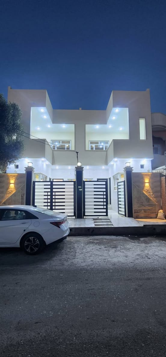 بيت طابقين سكني للبيع
حي سومر  (قرب التقاطع الثاني ) 

المساحة  100م ____ 05 × 20

1 / غرفة نوم وهول واستقبال ومطبخ وصحيات .

2 /  غرفتين نوم وهول وصحيات. 

بيتونة كبيرة

بورسلين  وسيراميك وسقف ثانوي .
الاستقبال والهول جبس بورك  . 

شرط التحويل 

السعر ( 115 ) قابل للتفاوض 

***********
***********
