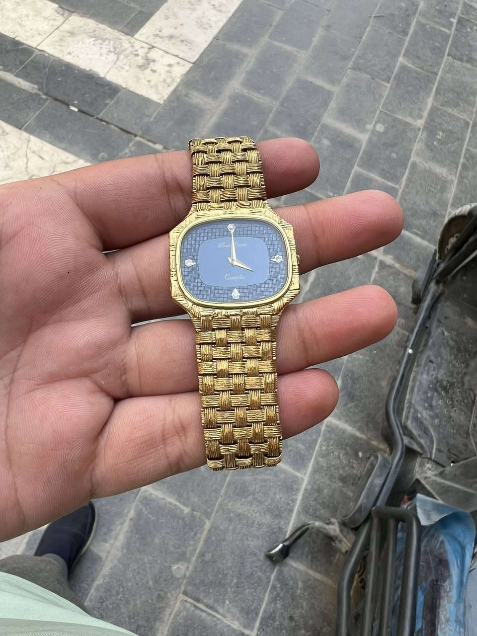 بسم الله الرحمن الرحيم 
الان الخضري للساعات يوفر لكم من جمال ودلال من ماركة لويس ايرارد السويسري العالميه 
لويس ايرارد  اصلي سويسري 
تعمل (الحركه كوارتز _بطارية)
رجالي 
(قطر الساعة35رجالي طبعا)⌚️

مينا زيروووو

مخزنه
موديل البياجيت 
مستخدم نضيف جدا 

الساعه لمتدد الوحيد بل عراق كلها 
مينتها جدا نادره بلون الكحلي الازرق 🔵
من أندر الساعات لويس ايرارد العريقه بعد شغل
سويسرا وعدكم الحساب
⌚️الخضري للساعات ⌚️💎
اكتشفوا أحدث تشكيلات الساعات الأصلية من أفخم الماركات العالمية، وأناقة ما تنتهي سواء تحب الكلاسيك الراقي أو الستايل العصري...
اختيارك موجود عدنا!
🌹❤️🥰

يوجد توصيل لجميع محافظات العراق والأردن 
#الاستفسار***********
السعر قد يكون على الخاص مفاجأة 🌹🥰

تابع الصفحه واستمتع بل قطع النادره والثمينه الخضري للساعات دائمن يخليكم مستمتعين معانا ❤️🌹 فه اكيد اختيارك المفضل موجود عدنا 👍

الخضري للساعات اكيد يوفرلك ساعاتك المميزه اب انسب الاسعار 

أيضاً ضمان الساعات يكون من متجرانا 

🪩نورنا وشرفونا عنوان بغداد _الاعظميه _شارع رأس الحواش_مجاور كرزات قلعه اربيل
_(الخضري للساعات يرحب بكم )🌹❤️

تحياتي للجميع 👍
