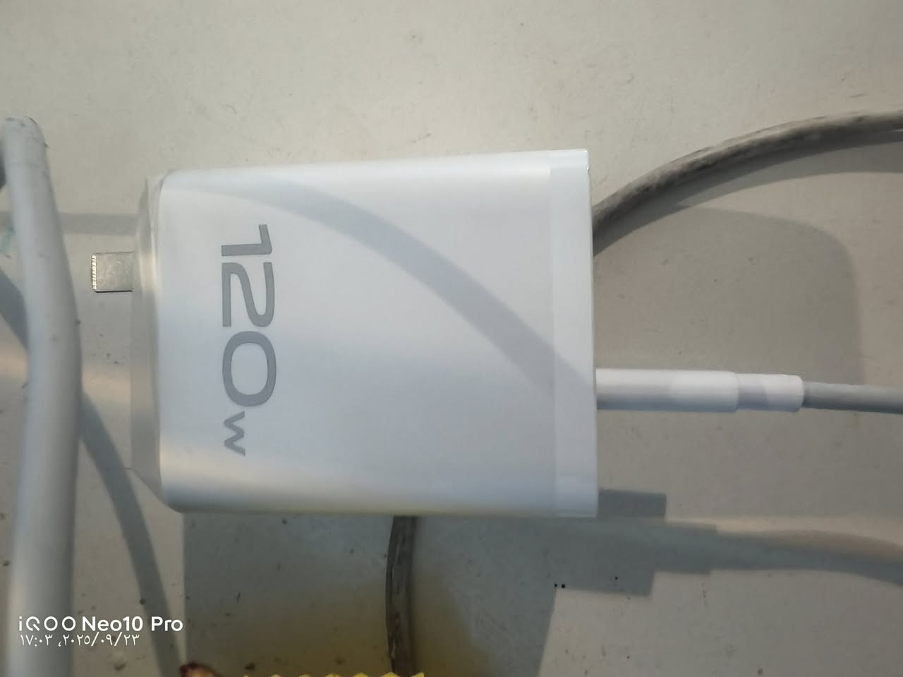 السلام عليكم IQOO NEO 10 PRO للبيع
المواصفات الجبارة (Hardware):
المعالج: Dimensity 9400 (أقوى معالج من ميديا تيك، أداء خارق في الألعاب واستهلاك البطارية).
الشاشة: LTPO AMOLED بدقة وضوح عالية وتردد 144Hz (سلاسة خيالية في التصفح واللعب).
البطارية: ضخمة بسعة 6100mAh، تدوم معك يومين من الاستخدام المكثف.
الشحن: سرعة شحن مرعبة 120W (يشحن الجهاز في دقائق معدودة).
الكاميرا: كاميرا احترافية بمستشعر سوني بدقة 50 ميجابكسل (تصوير ليلي وفيديو ممتاز).
رام 12 +12 ذاكرة 256 نسخه صينيه ماكو فرق عن العالمية
مكاني كربلاء طويريج
رايده ب ٤٦٥


**إذا كنت صاحب هذا الإعلان وتريد حذفه لأي سبب، رجاءا أرسل رسالة إلى الدعم الفني**